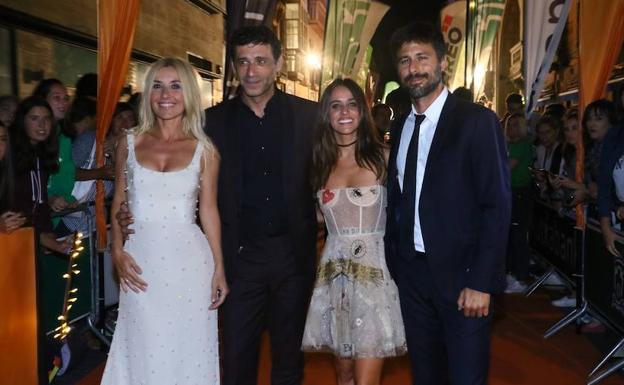 El elenco de 'El Ministerio del Tiempo', de misión sobre la alfombra naranja