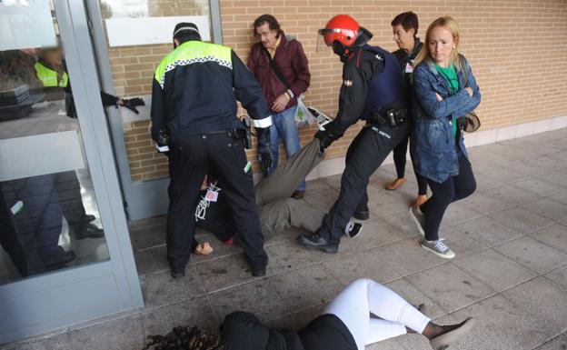 Stop Desahucios de Álava denuncia multas a seis activistas por la Ley Mordaza