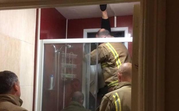 Una ventana, excrementos y los bomberos protagonistas de una cita de Tinder