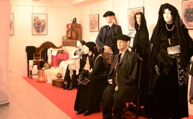 Una exposición de trajes abre a Basauri los detalles de la tradicional boda vasca