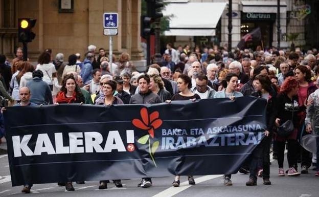 Dos manifestaciones piden en San Sebastián el fin de la dispersión