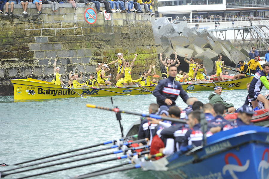 Orio se impone al oleaje y se lleva la Bandera de La Concha