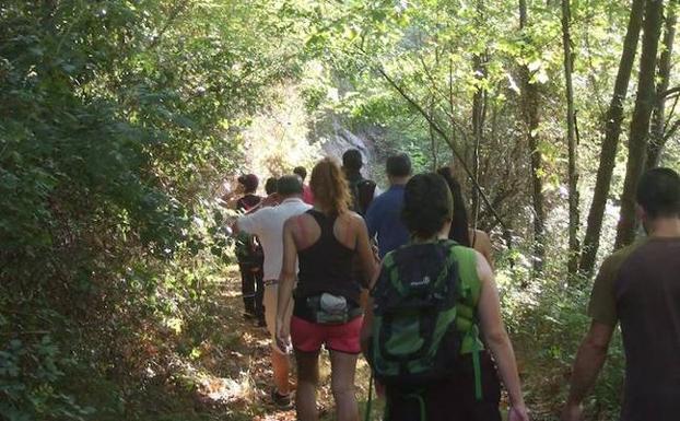 Arratia reivindica con una marcha de 20 kilómetros un paseo peatonal