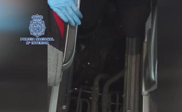 Rescatan a un menor que pretendía entrar en España oculto en el interior de un autobús en Tarifa