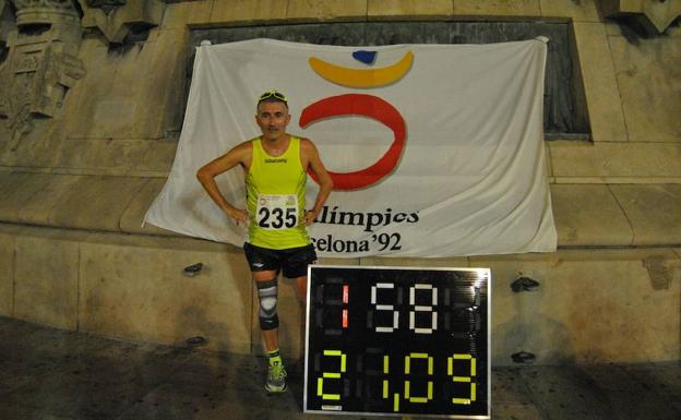 El atleta paralímpico vizcaíno Javier Conde corre una media maratón en Barcelona en homenaje a los Juegos del 92