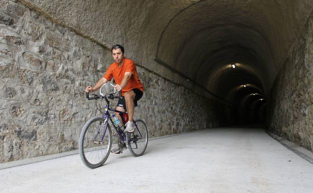 Marchas a pie y en bicicleta para celebrar el día de la Vía Verde del Vasco Navarro