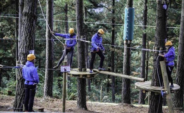 Se abre en Mendexa el primer parque de aventuras en la costa con más de 70 retos