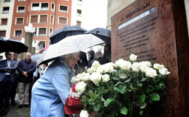 Las instituciones alavesas rinden homenaje a las víctimas del franquismo