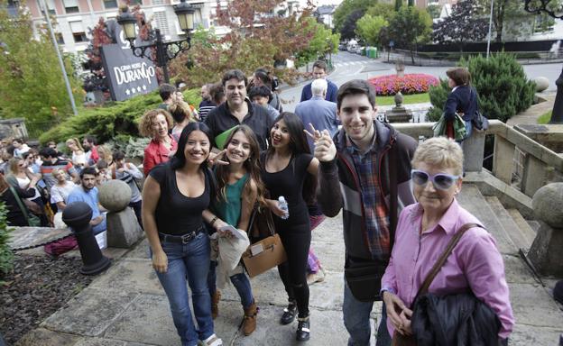 Cientos de personas hacen cola en Durango para el casting de la nueva película de Medem