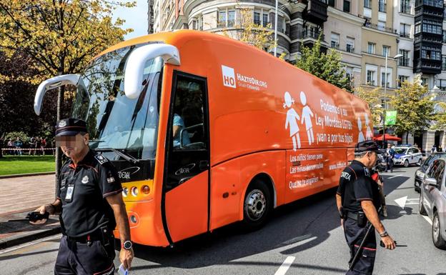El autobús de HazteOír llega a Bilbao entre gritos y silbidos