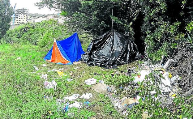 Los albaneses desalojan el campamento de Zierbena por la presión policial