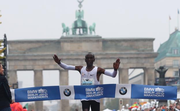 Kipchoge reina en Berlín pero se queda sin récord