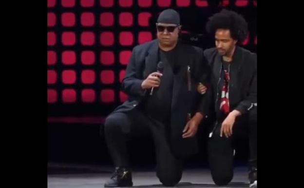 Stevie Wonder, de rodillas contra el racismo y Trump