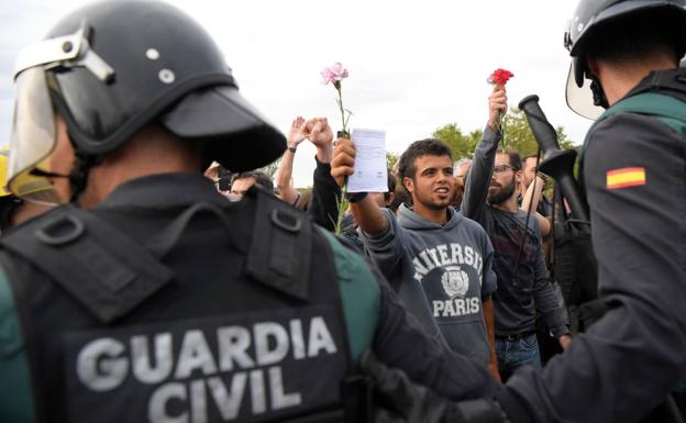 Los catalanes votan sin controles democráticos legales
