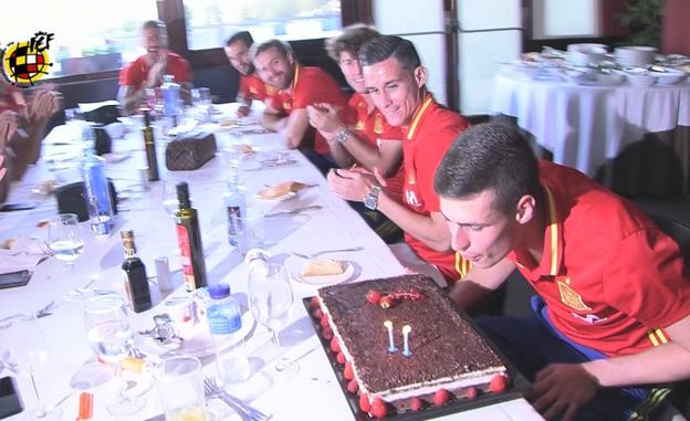 Tarta y regalo para Kepa con 'La Roja'