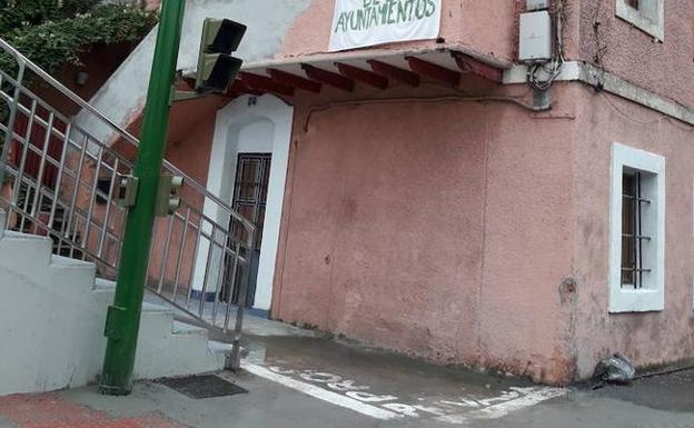 «Nos han colocado la pasarela a metro y medio de casa»