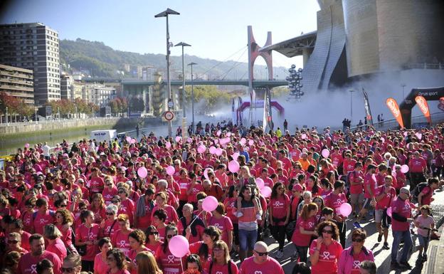 La carrera más multitudinaria contra el cáncer de mama en Bilbao