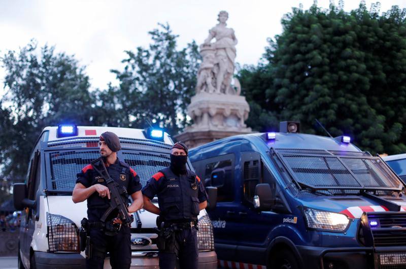 Los Mossos convierten el Parlament en una fortaleza a la espera de la declaración de Puigdemont