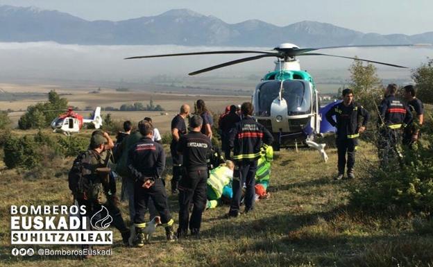 Rescatan en helicóptero a un cazador herido en las inmediaciones de Eguileor, en Álava