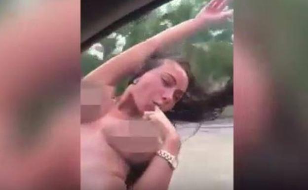 Una mujer en topless muere al chocar contra un poste cuando posaba con medio cuerpo fuera del coche