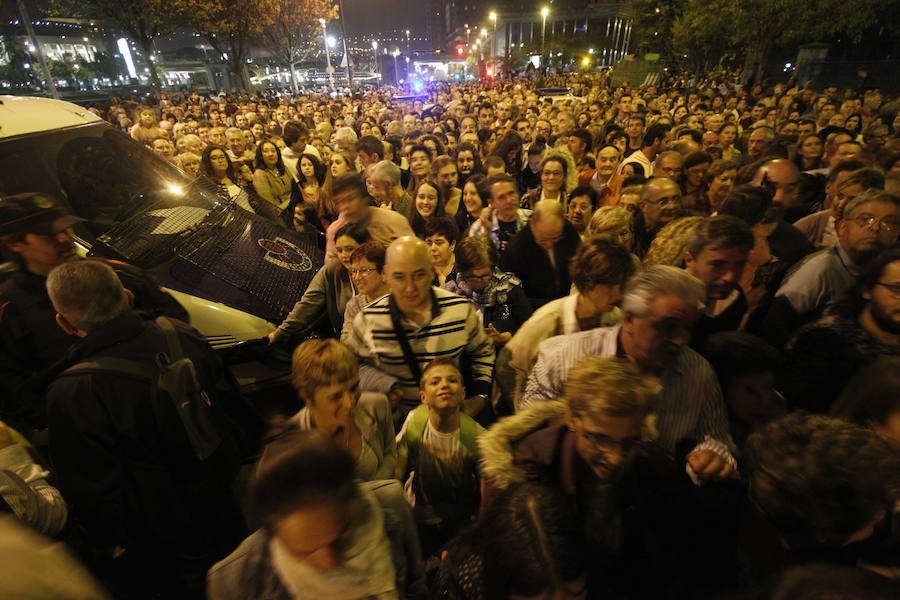 Numeroso público por el espectáculo del Guggenheim