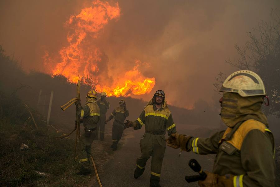 Desesperada lucha contra el fuego en Galicia