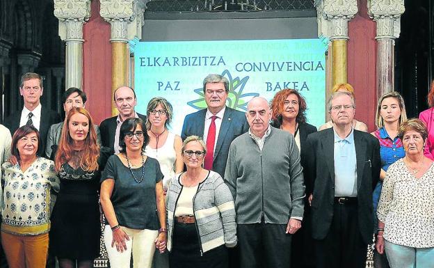 El PP abandona el foro por la paz de Bilbao después de que Bildu no condenara a ETA