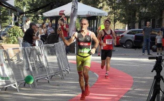 Iñaki Isasi y Zuriñe Frutos se adjudican el duatlón de montaña de Usansolo