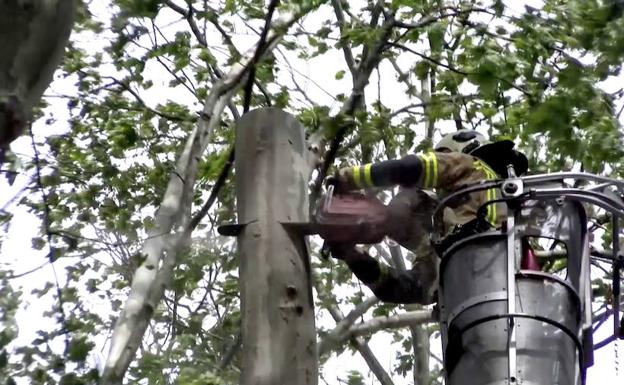 Los bomberos de Bilbao no están para retirar carteles y banderas