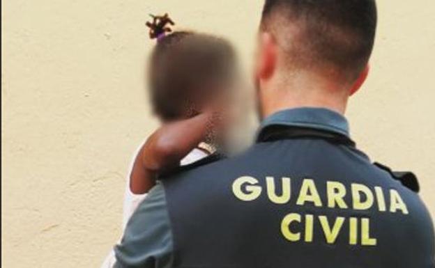 Encuentran a una niña de tres años sola y con medio cuerpo fuera de un balcón en Roquetas de Mar (Almería)