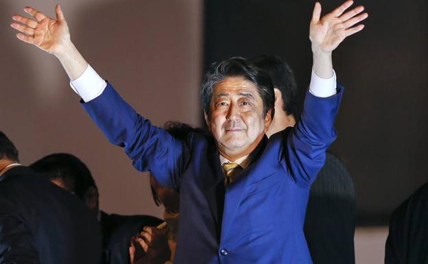 Amplia victoria del primer ministro Abe en Japón