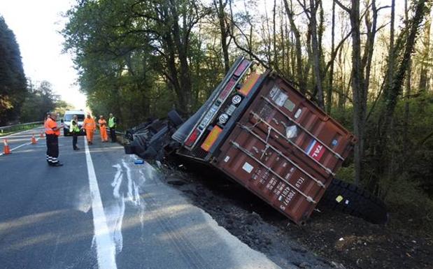 Atrapado tras volcar su camión en Barazar