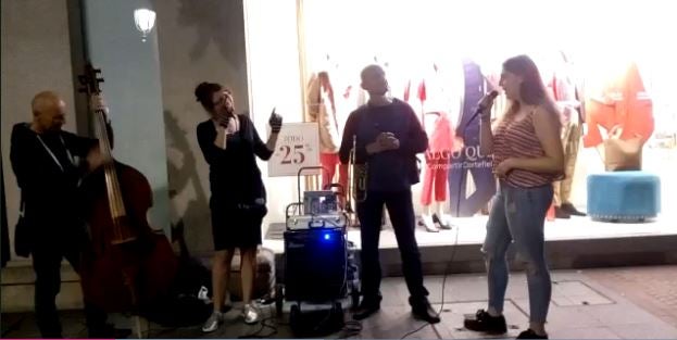 Una 'espontánea' de 16 años se une a una orquesta callejera en la Gran Vía de Bilbao y emociona con su 'Ave María'