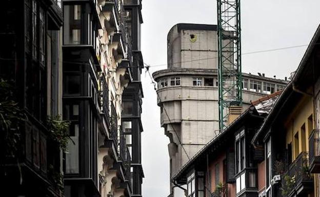 La caída de una cristalera obliga a reparar el ascensor de Begoña