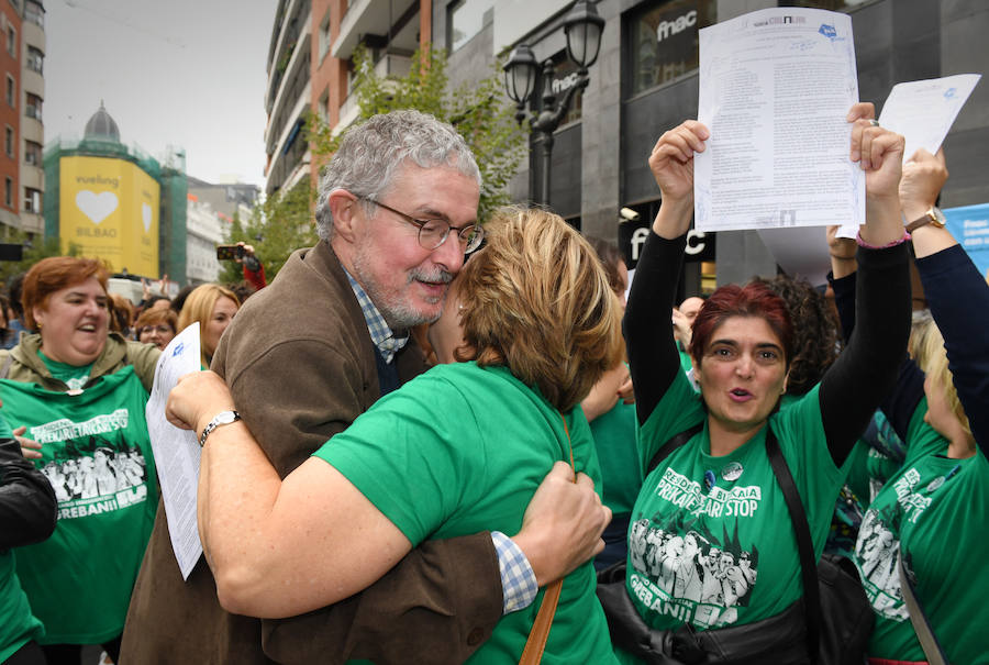 Las trabajadoras celebran el final de la huelga de las residencias vizcaínas