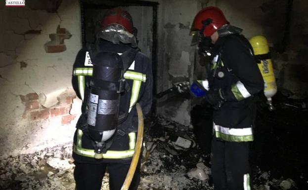 Dos muertos, nueve heridos y 40 desalojados en el incendio de una vivienda en Castellón
