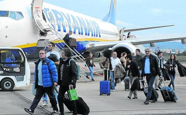 Ryanair estrena los vuelos a Colonia y Sevilla desde Foronda con el reto de mantener el 90% de ocupación