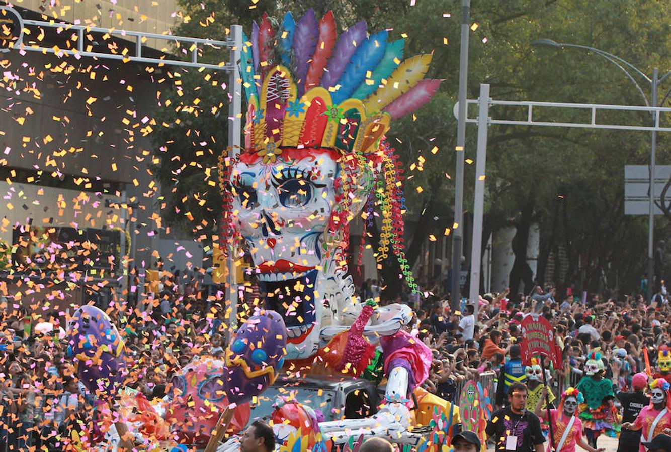 México honra a los muertos con un espectacular desfile