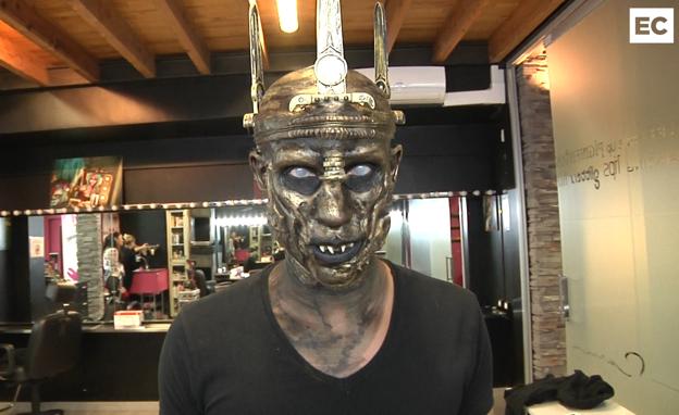 Así se maquilla el 'rey de los zombies' en la noche de Halloween