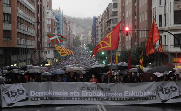 Miles de personas marchan en Bilbao contra el 155 y el arresto de los exconsellers
