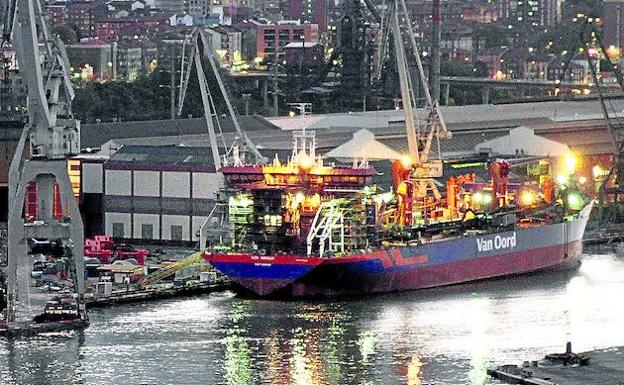 Un armador holandés exige llevarse uno de sus barcos de La Naval para terminarlo fuera