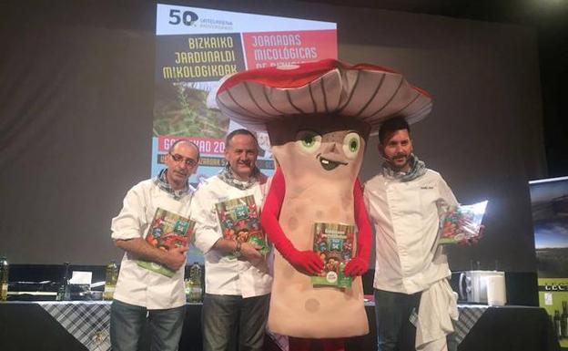 Galdakao exporta a otros municipios la colección de cromos sobre setas