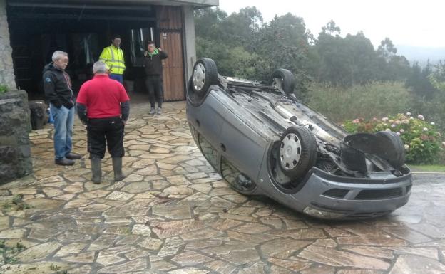 Vuelca delante de una casa en Laukiz tras perder el control en la bajada de Umbe