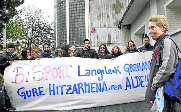 La huelga de los empleados restringe la actividad en los polideportivos de Erandio