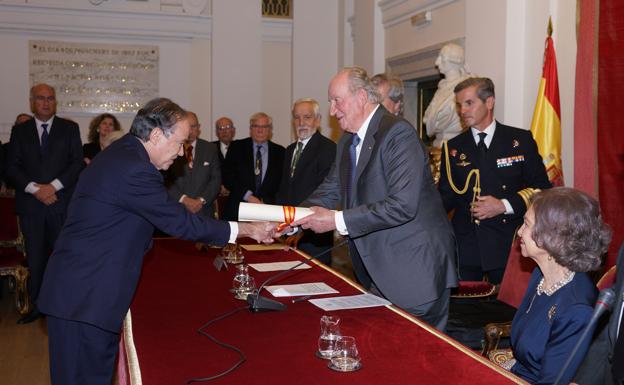 El Rey Juan Carlos entrega la Medalla de Honor al Teatro Real