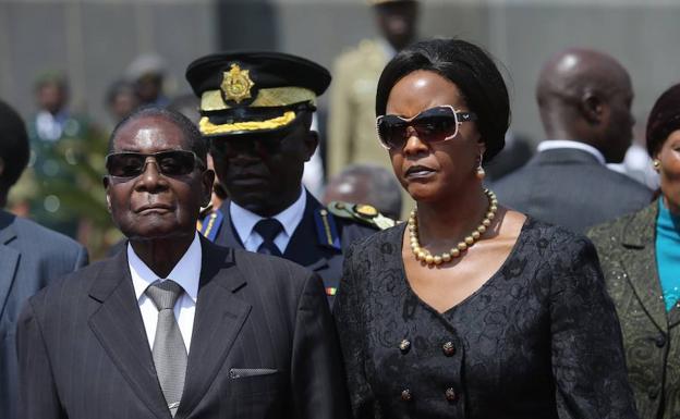 Robert Mugabe y su señora esposa