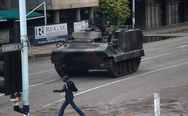 El presidente de Zimbabue confirma que está detenido en su casa