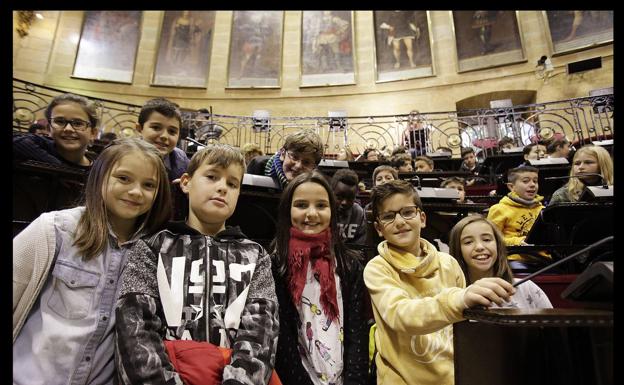 200 escolares 'toman' Gernika para reivindicar los Derechos de la Infancia