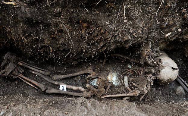 Entramos en la fosa común descubierta en Zeanuri