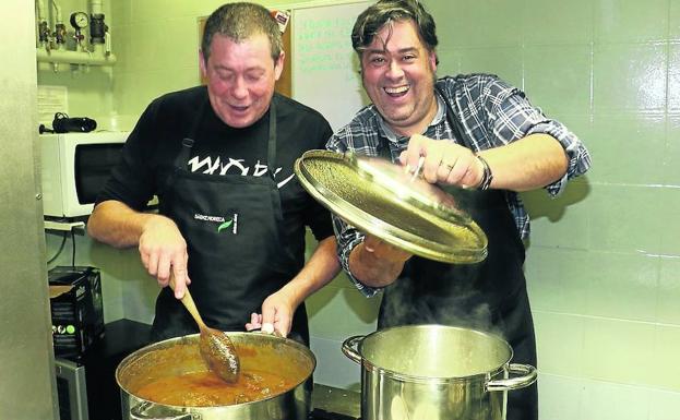 Tradición en un ‘pisto y no visto’. Cena en la sociedad La Globa